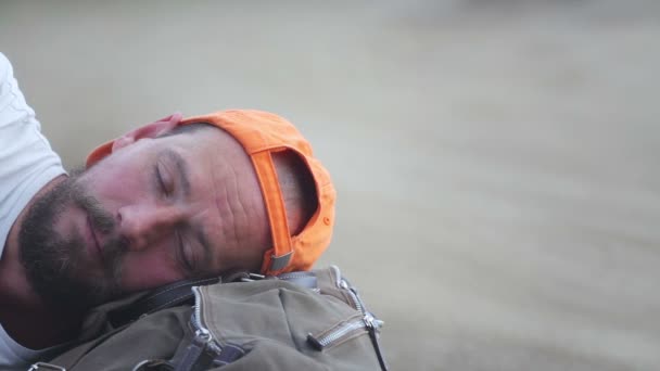 Turista Barbudo Durmiendo Bolso Viaje Retrato Primer Plano Hombre Dormido — Vídeos de Stock