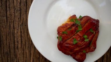 Sebze, mantar ve baharat, üst görünümü ile ızgara tavuk kompozisyon. 