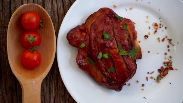 Gegrilde Kip Samenstelling Met Groenten Champignons Specerijen Top Uitzicht — Stockvideo