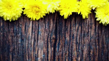 Ahşap bir tahta üzerinde çiçek düzenleme. 