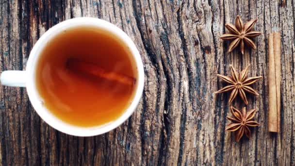 Teekomposition Mit Gewürzen Und Natürlichen Kräutern Ein Becher Tee Auf — Stockvideo