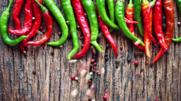 Uspořádání Chilli Papriček Stůl Horní Pohled — Stock video