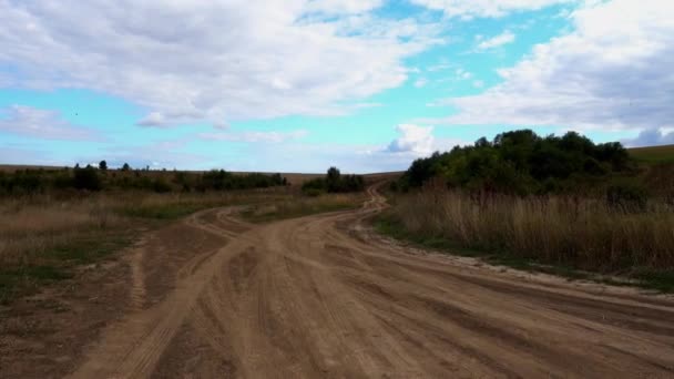 Tráfego Numa Estrada Terra Rústica Estrada Rural Abandonada — Vídeo de Stock