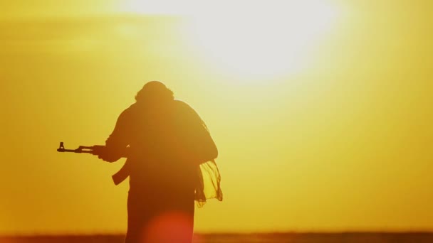 Guerriero Islamico Con Kalashnikov Giorno Del Tramonto Combattente Musulmano Allena — Video Stock