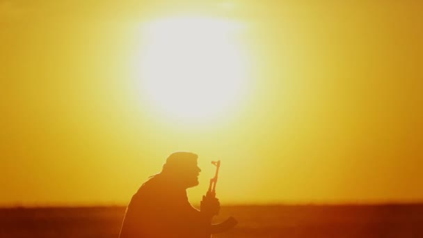 Исламский Воин Калашниковым Закате Мусульманский Боец Тренируется Пулеметом Закате — стоковое видео