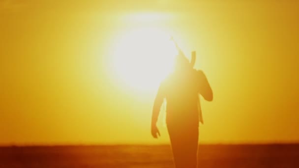 Ісламський Воїн Калашниковим День Заходу Сонця Мусульманський Боєць Тренується Кулеметом — стокове відео