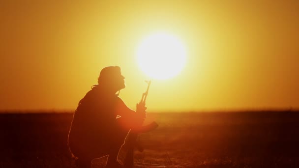 Ισλαμική Πολεμιστής Kalashnikov Την Ημέρα Ηλιοβασιλέματος Μουσουλμάνος Μαχητής Προπονείται Πολυβόλο — Αρχείο Βίντεο