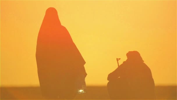 Réfugiés Arabes Homme Femme Coucher Soleil Avec Les Armes Couple — Video