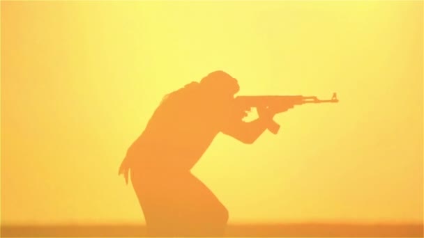 Ισλαμική Πολεμιστής Kalashnikov Την Ημέρα Ηλιοβασιλέματος Μουσουλμάνος Μαχητής Προπονείται Πολυβόλο — Αρχείο Βίντεο