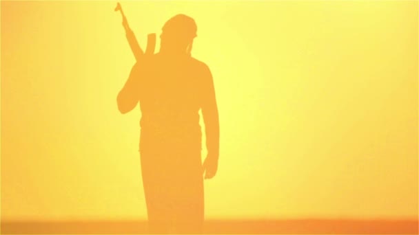 Guerreiro Islâmico Com Kalashnikov Pôr Sol Lutador Muçulmano Está Treinando — Vídeo de Stock