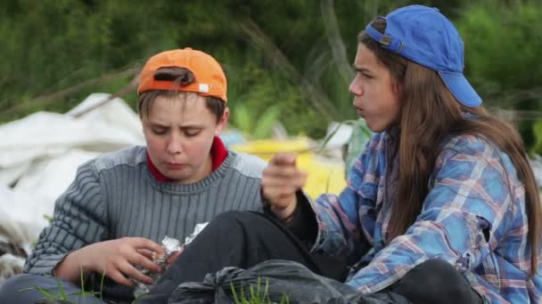 Homeless Children Eat Food Landfill Two Teenage Bum Eating Sandwich — Stock Video