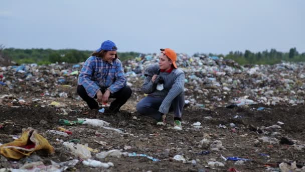 Anak Gelandangan Mengumpulkan Makanan Dan Barang Barang Tempat Pembuangan Sampah — Stok Video