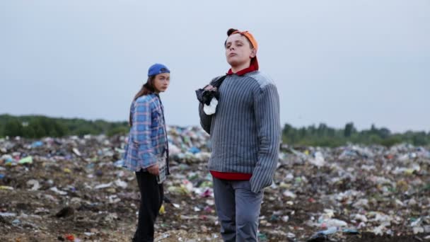 Homeless Boys Collect Food Things Landfill Two Teen Homeless City — Stock Video