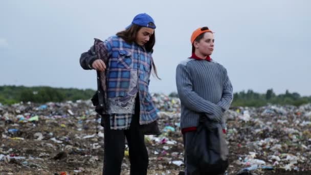 Dakloze Jongens Verzamelen Voedsel Dingen Een Stortplaats Twee Tieners Dakloos — Stockvideo