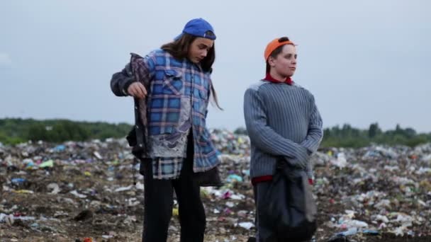 Los Vagabundos Recogen Comida Cosas Vertedero Dos Adolescentes Sin Hogar — Vídeos de Stock