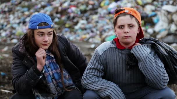 Los Vagabundos Recogen Comida Cosas Vertedero Dos Adolescentes Sin Hogar — Vídeos de Stock