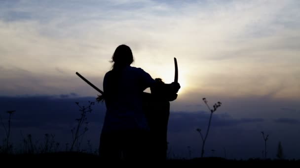 Adolescentes Esgrima Com Samurais Treinar Espadas Silhueta Exercitar Crianças Campo — Vídeo de Stock