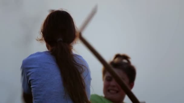 Adolescentes Esgrima Com Samurais Treinar Espadas Silhueta Exercitar Crianças Campo — Vídeo de Stock