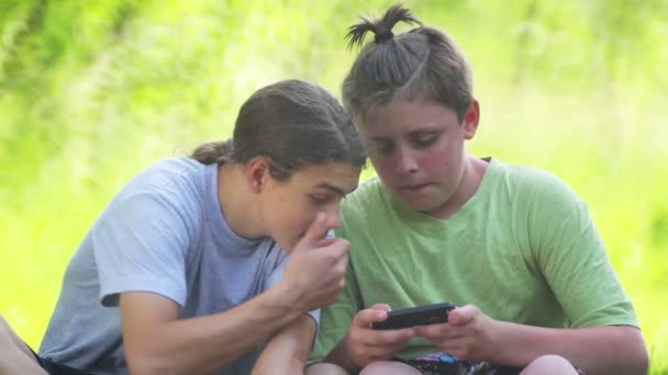 Ergen Çocuklar Parkta Akıllı Bir Telefonla Oynarlar Çocuklar Internette Oyun — Stok video