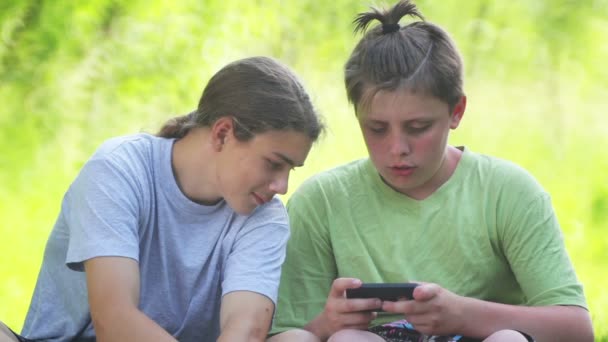 Les Adolescents Jouent Sur Smartphone Dans Parc Les Enfants Jouent — Video