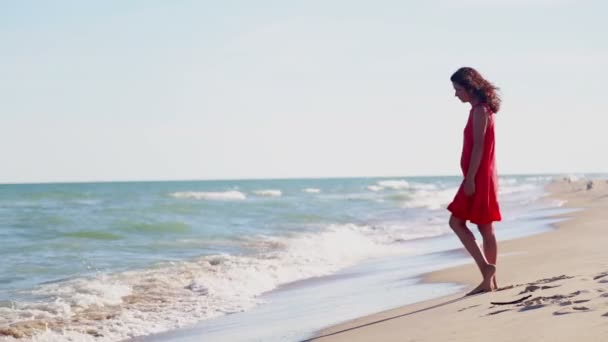 Een Mooi Meisje Een Rode Jurk Loopt Langs Kust Een — Stockvideo