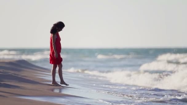 Красива Дівчина Червоній Сукні Йде Уздовж Узбережжя Молода Жінка Червоній — стокове відео