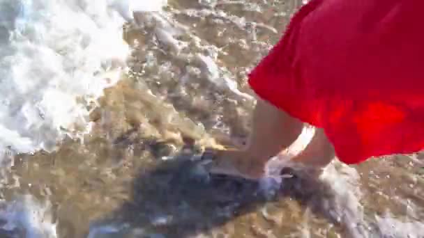 Jovem Mulher Vestido Vermelho Com Pernas Nuas Mar — Vídeo de Stock