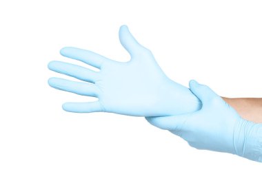 Beyaz arka planda mavi lateks eldivenli bir doktorun elleri.