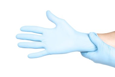 Beyaz arka planda mavi lateks eldivenli bir doktorun elleri.