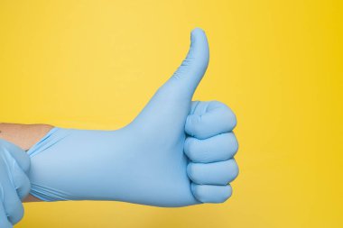 Doktor el jest veya onayı olarak thumbup gibi gösterilen eldiven ile kabul veya bitmiş kavramı