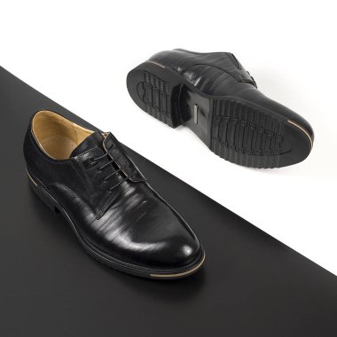 Beyaz ve siyah izole klasik erkek siyah deri ayakkabı