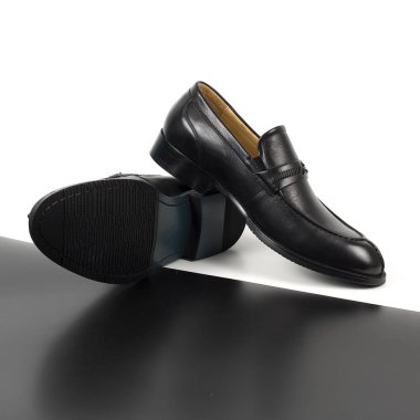 Beyaz ve siyah izole klasik erkek siyah deri ayakkabı