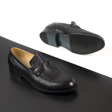 Beyaz ve siyah izole klasik erkek siyah deri ayakkabı