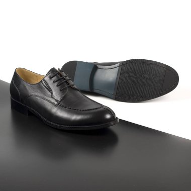 Beyaz ve siyah arka plan üzerinde izole erkek ayakkabı