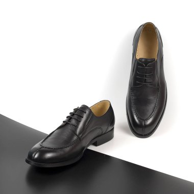 Beyaz ve siyah arka plan üzerinde izole erkek ayakkabı