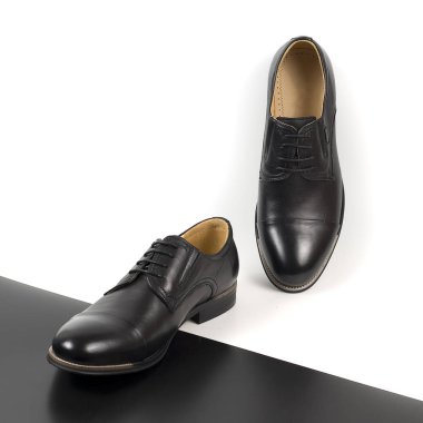 Beyaz ve siyah arka plan üzerinde izole erkek ayakkabı