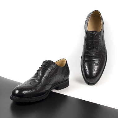 Beyaz ve siyah arka plan üzerinde izole erkek ayakkabı