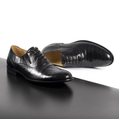 Beyaz ve siyah arka plan üzerinde izole siyah erkek deri ayakkabı