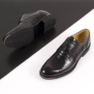 Beyaz arka plan üzerinde izole siyah erkek deri ayakkabı