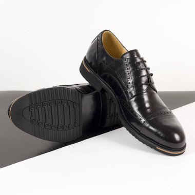 Beyaz arka plan üzerinde izole siyah erkek deri ayakkabı