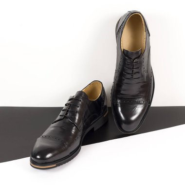 Beyaz arka plan üzerinde izole siyah erkek deri ayakkabı