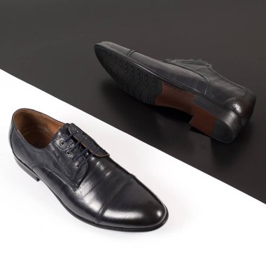 Beyaz arka plan üzerinde izole siyah erkek deri ayakkabı