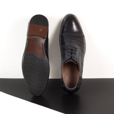 Beyaz arka plan üzerinde izole siyah erkek deri ayakkabı