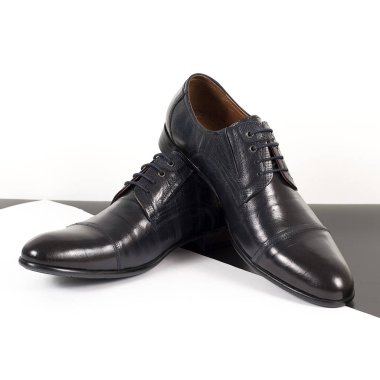 Beyaz arka plan üzerinde izole siyah erkek deri ayakkabı