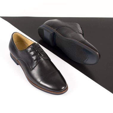 Beyaz arka plan üzerinde izole siyah erkek deri ayakkabı