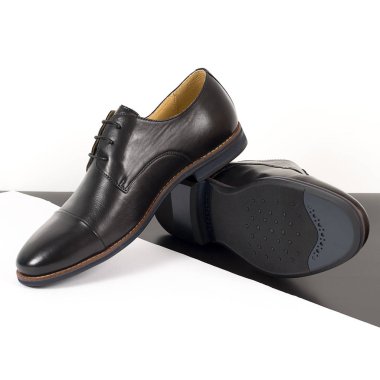 Beyaz arka plan üzerinde izole siyah erkek deri ayakkabı