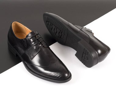 Beyaz arka plan üzerinde izole siyah erkek deri ayakkabı