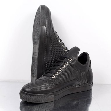 Siyah erkek spor ayakkabı, spor ayakkabı beyaz bir arka plan üzerinde izole.