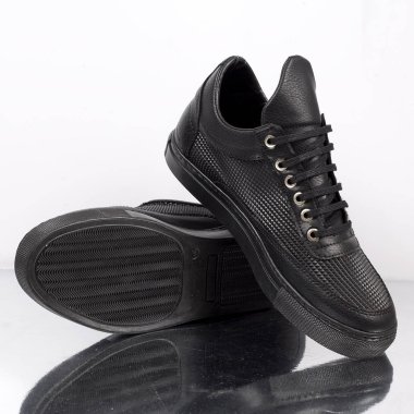 Siyah erkek spor ayakkabı, spor ayakkabı beyaz bir arka plan üzerinde izole.