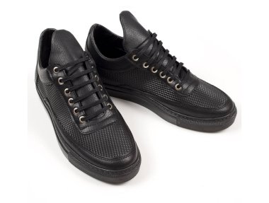 Siyah erkek spor ayakkabı, spor ayakkabı beyaz bir arka plan üzerinde izole.